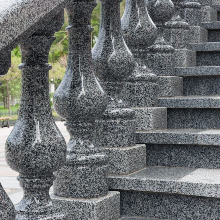 Granit – doskonały surowiec na schody